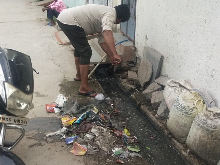 సిబ్బంది నిర్లక్ష్యం..మోరీలు శుభ్రం చేసుకుంటున్న ప్రజలు