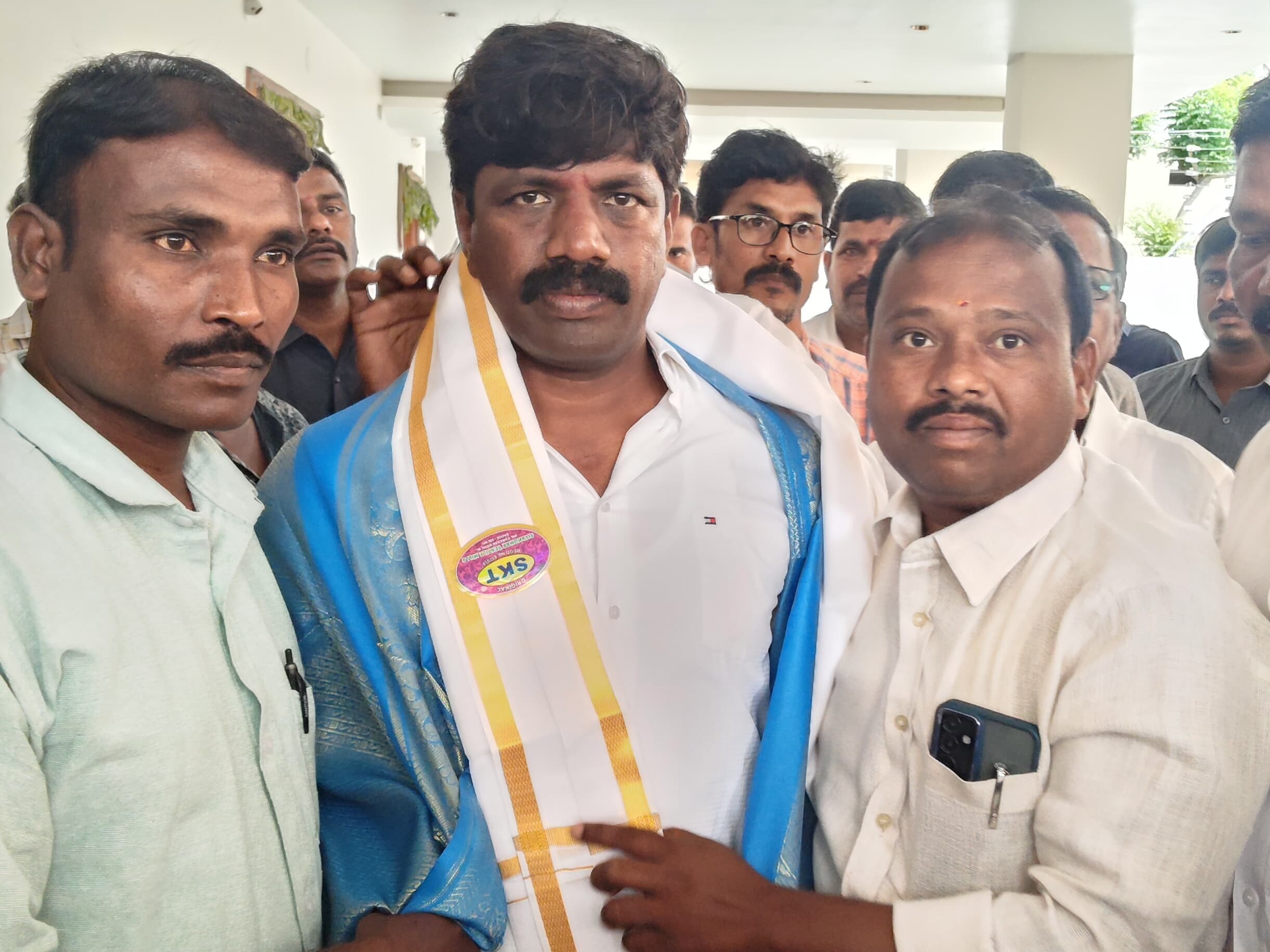 ఎమ్మెల్యేను కలిసిన తెలంగాణ ఉద్యమకారులు