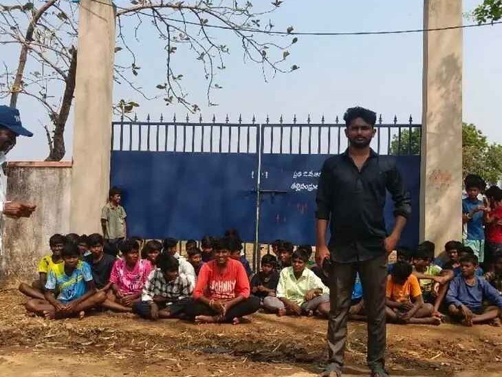 హాస్టల్ ఎదుట విద్యార్థుల నిరసన