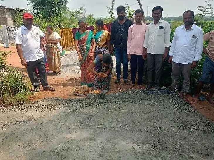 సీసీ రోడ్డు నిర్మాణ పనులను శంకుస్థాపన చేసిన సర్పంచ్