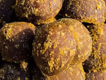 భారీగా నల్ల బెల్లం సీజ్.. ముగ్గురు అరెస్ట్