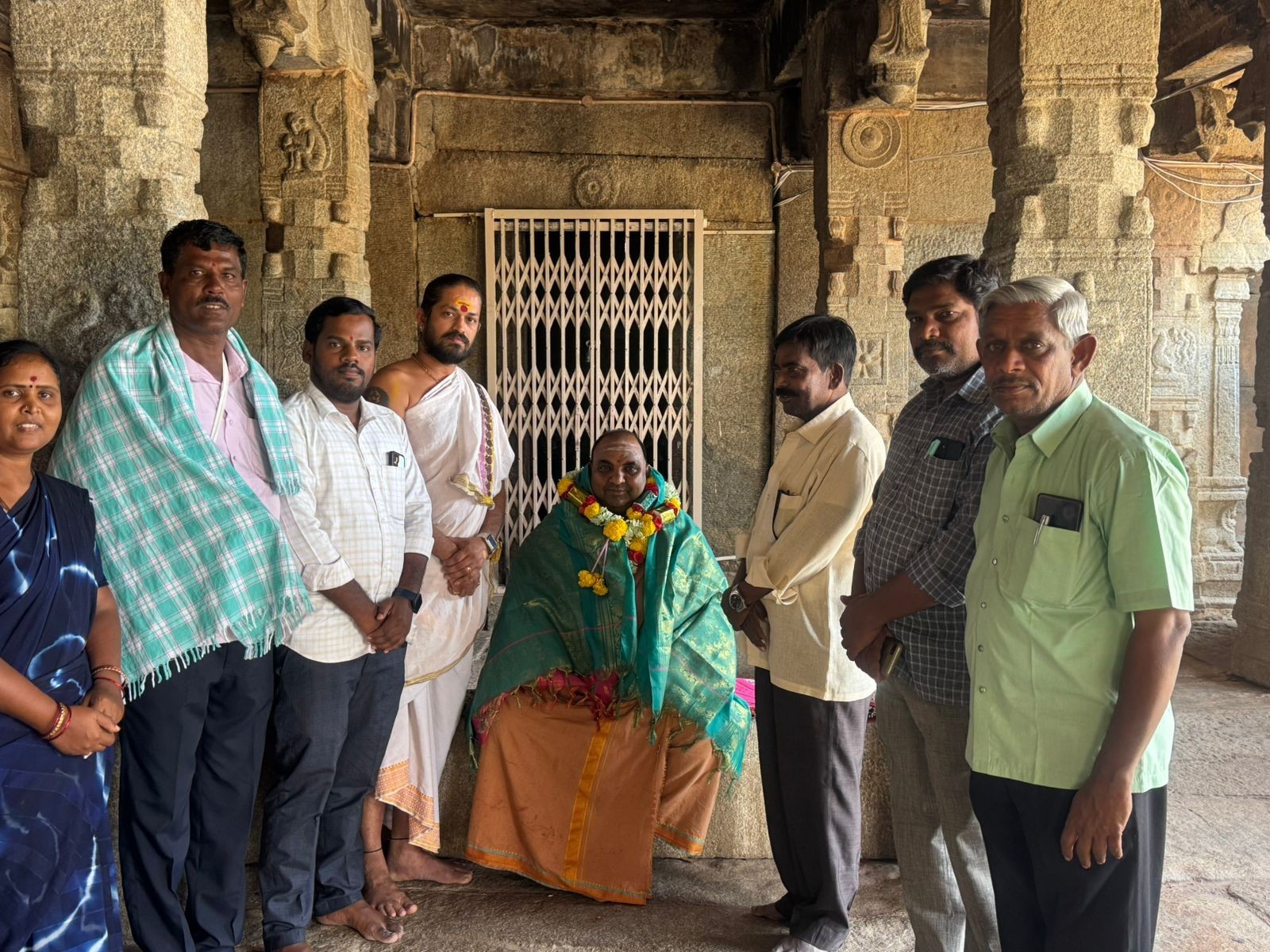 ఉగాది పురస్కారం అందుకున్న అర్చకుడికి సత్కారం