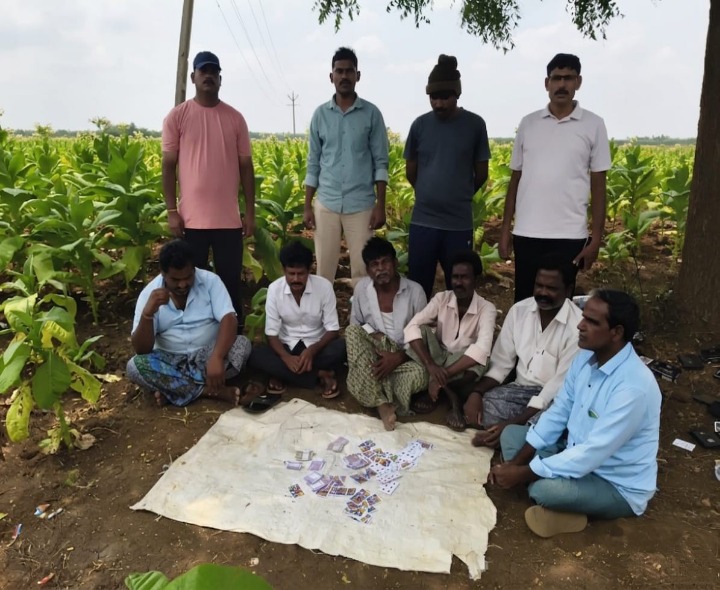 పేకాట ఆడుతున్న ఆరుగురు అరెస్ట్