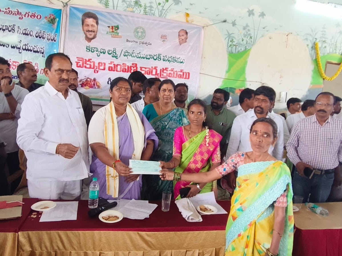 చెక్కులను పంపిణీ చేసిన మంత్రి సీతక్క
