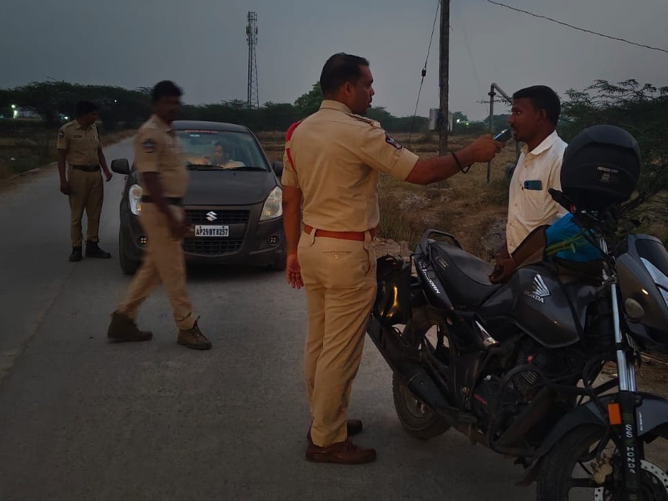 డ్రంక్ అండ్ డ్రైవ్ పై పోలీసులు తనిఖీలు