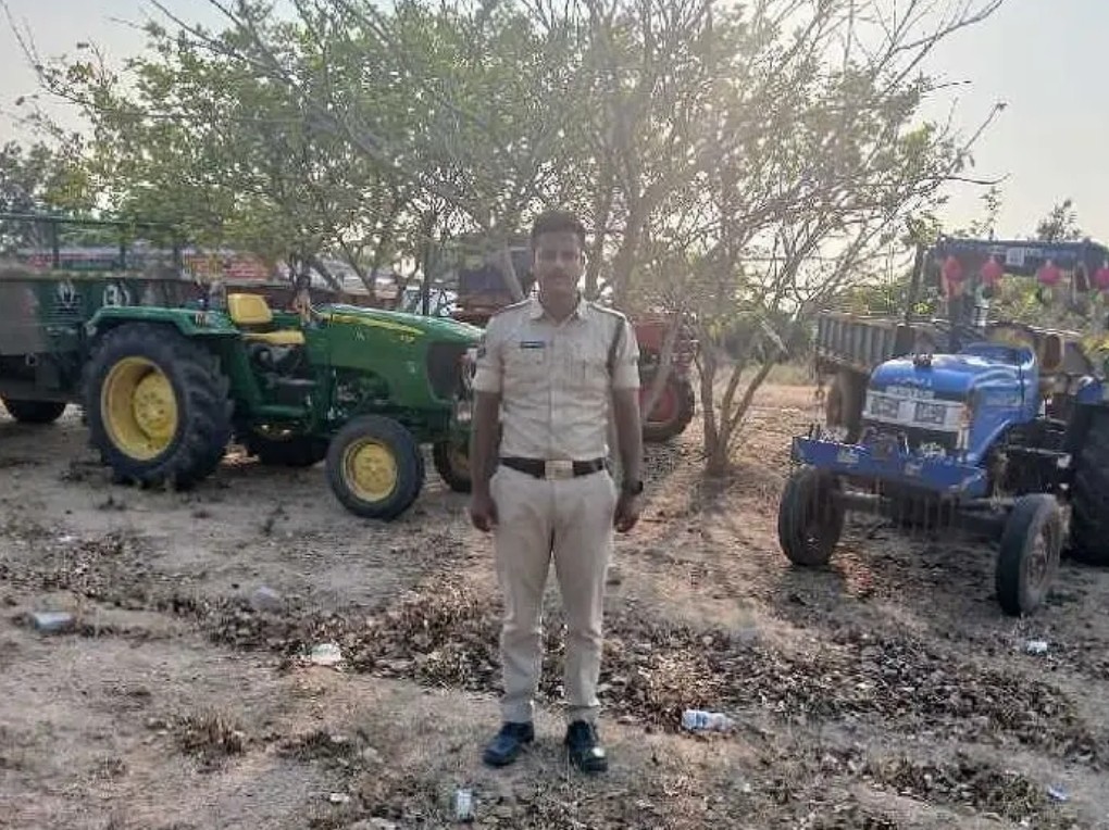 అక్రమంగా తరలిస్తున్న ఇసుక ట్రాక్టర్లు పట్టివేత