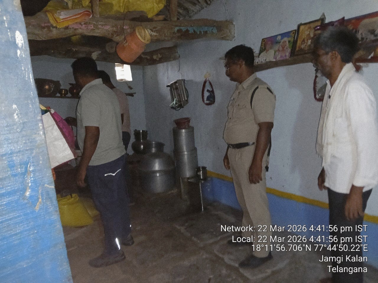 పత్యా నాయక్ తండాలో చోరీ.. పోలీసుల పరిశీలన