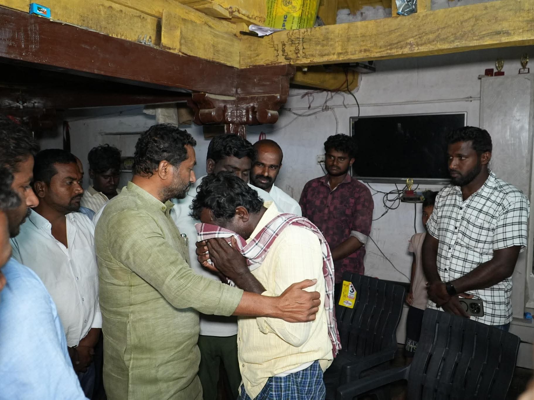 మృతుడి కుటుంబానికి భరోసా తెలిపిన ఎంపీ