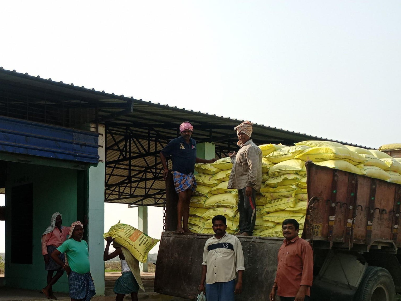 రైతులకు చింతగూడ పీఏసీఎస్ సీఈవో సూచన