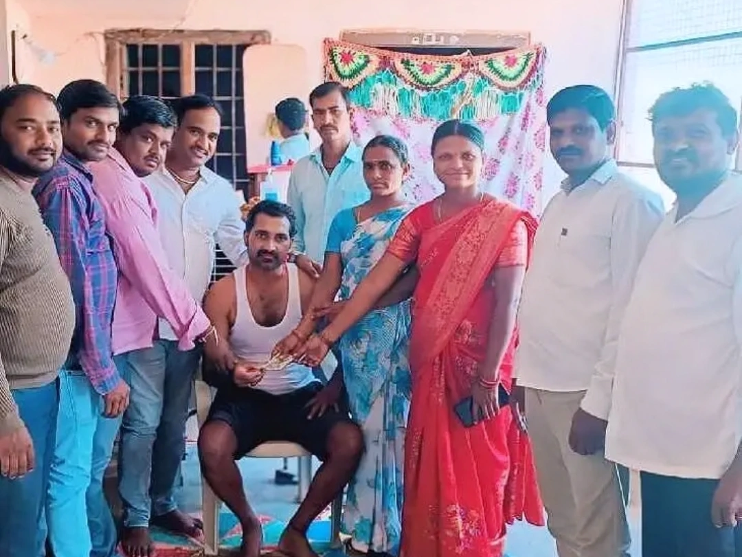 మిత్రునికి అండగా నిలిచిన స్నేహితులు