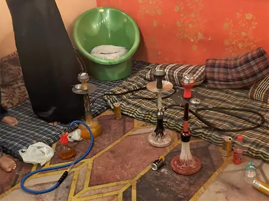 పోలీసుల ‘హుక్కా’ ఆపరేషన్.. 10 మంది అరెస్ట్