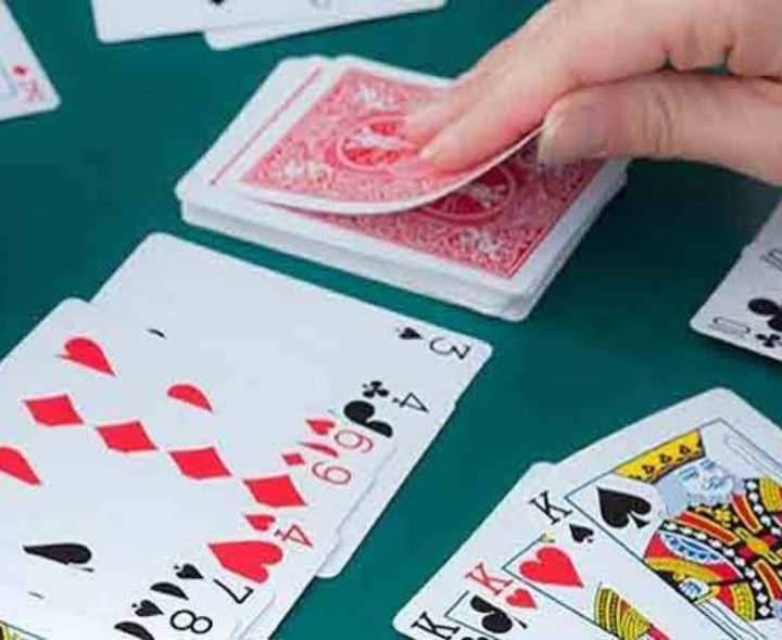 పేకాట శిబిరంపై దాడి.. 12 మంది అరెస్ట్