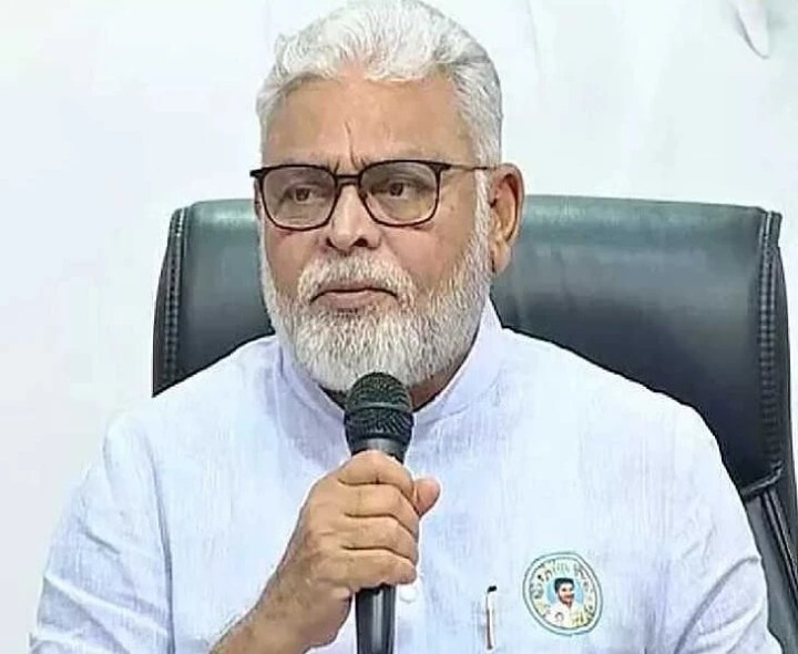 పోలీసులపై ఫిర్యాదుకు సిద్ధమైన మాజీ మంత్రి