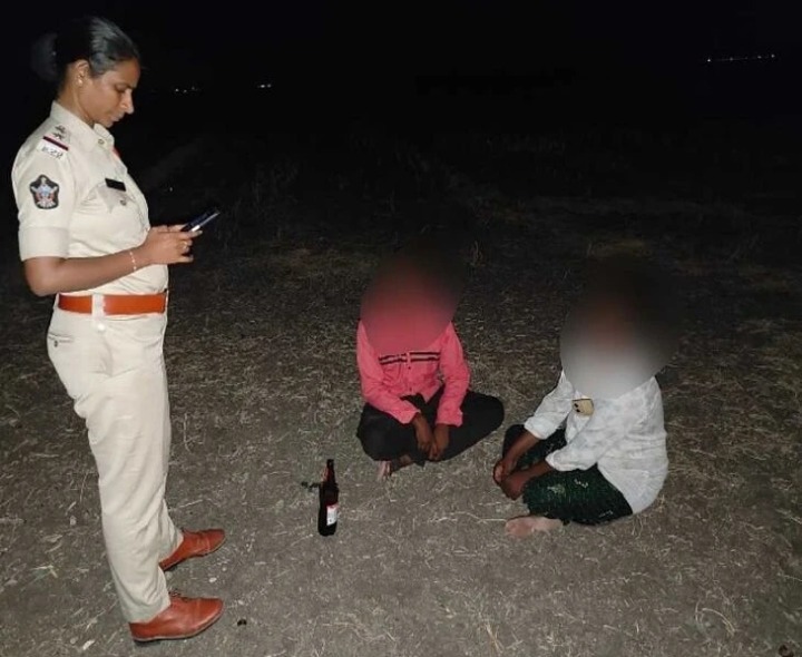 పబ్లిక్ ప్రదేశాల్లో మద్యం సేవించడం నేరం: ఎస్సై