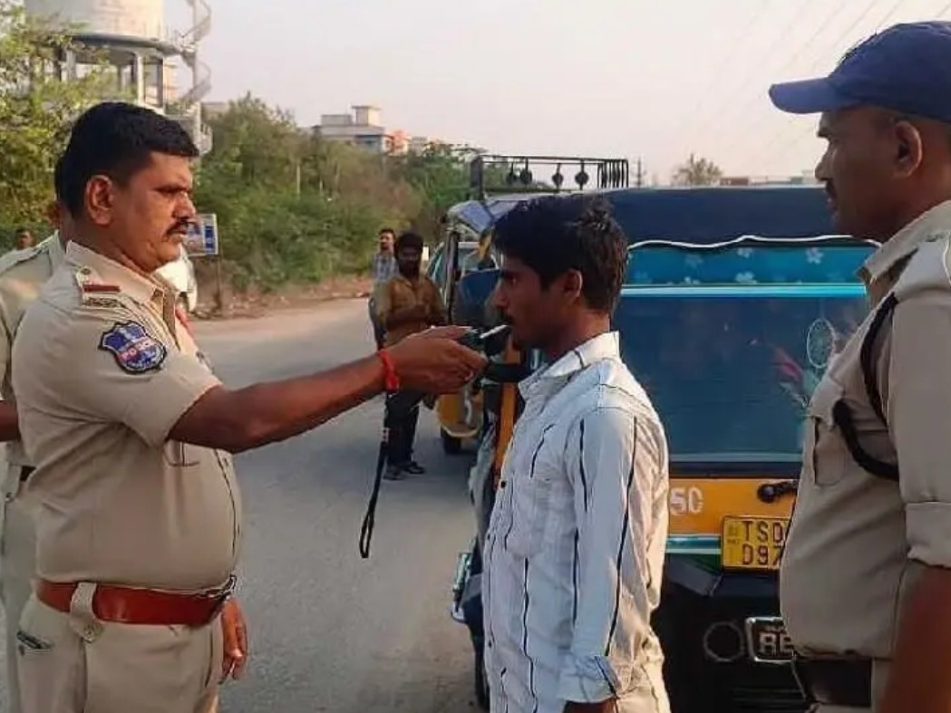 పట్టణ శివారులో వాహనాల తనిఖీలు