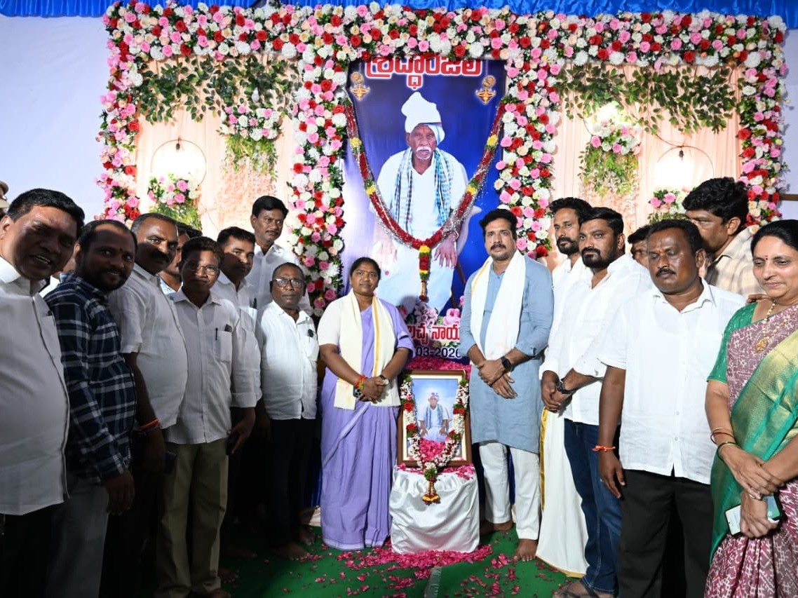 లచ్చ నాయక్‌కు నివాళులర్పించిన మంత్రి సీతక్క