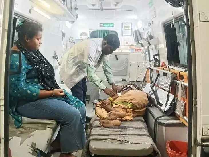 పిచ్చి కుక్కల దాడిలో వృద్ధురాలికి తీవ్రగాయాలు