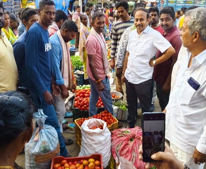 ‘స్థానిక రైతుల నుంచే టమాటాలు కొనుగోలు చేయాలి’
