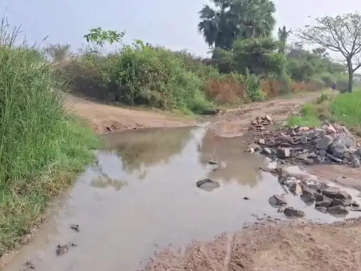 బురద మయంగా మారిన రోడ్డు