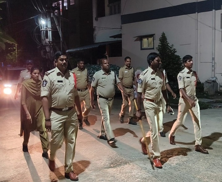 అమలాపురంలో పోలీసుల  ఫ్లాగ్ మార్చ్