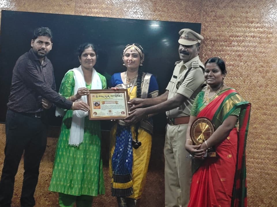 నాట్య కళాకారిణికి ప్రశంసా పత్రం అందజేత