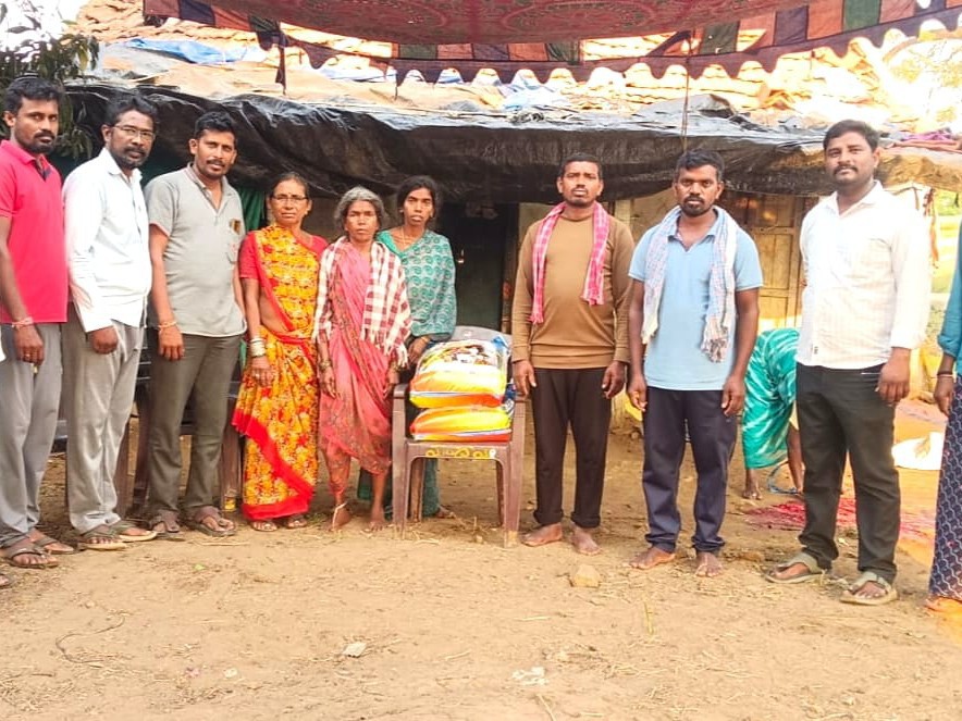 బాధిత కుటుంబానికి బియ్యం అందజేత