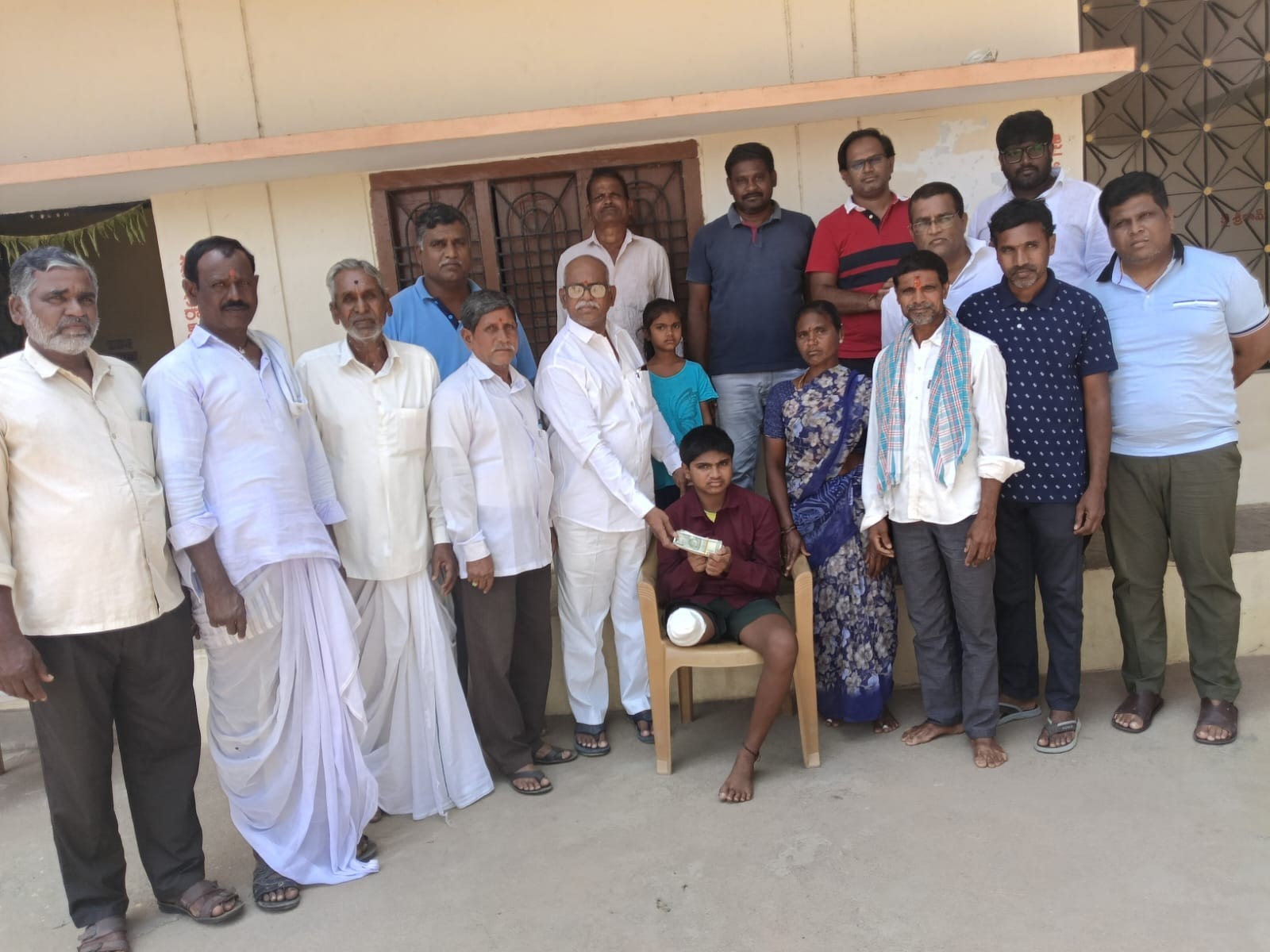 బాధితుడికి  అండగా నిలిచిన PACS మాజీ ఛైర్మన్