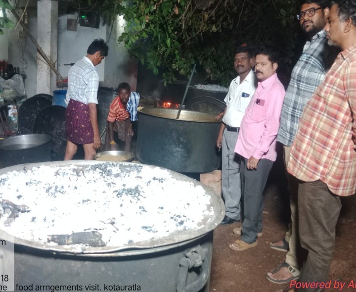 భోజనాల తయారీ కార్యక్రమాన్ని పర్యవేక్షించిన అధికారులు