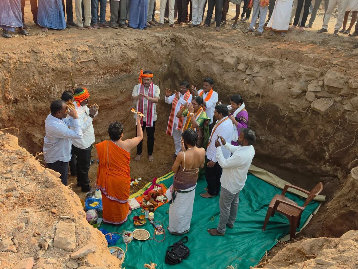 దేవాలయ నిర్మాణానికి శంకుస్థాపన చేసిన మాజీ ఎమ్మెల్యే