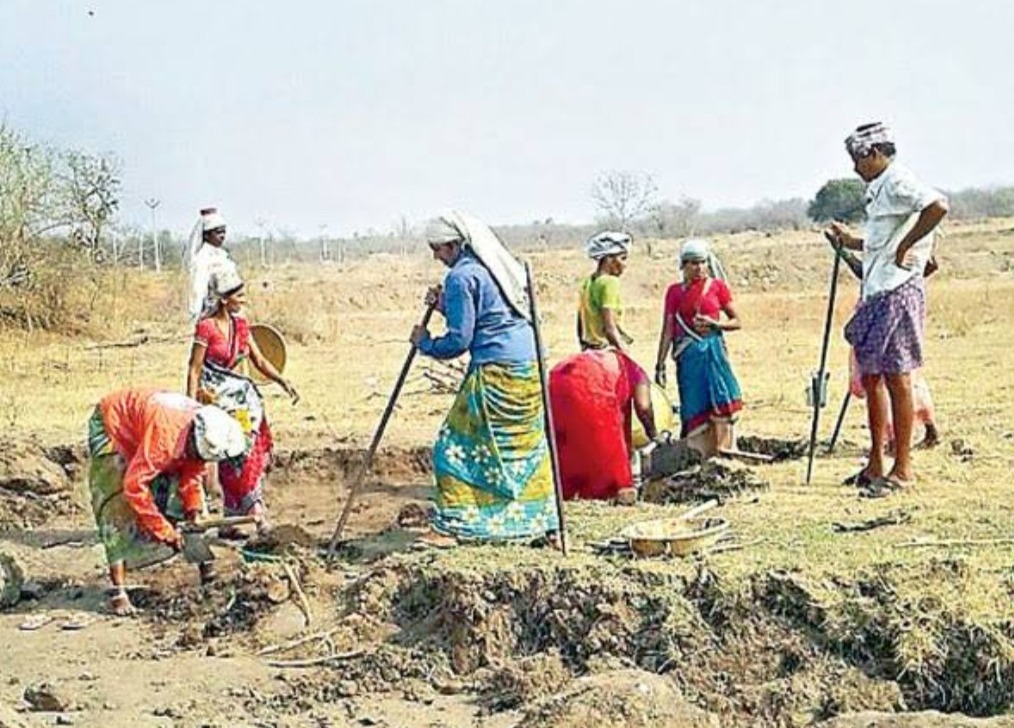 ఉపాధి కూలీలకు వేతనాలు అందించాలి