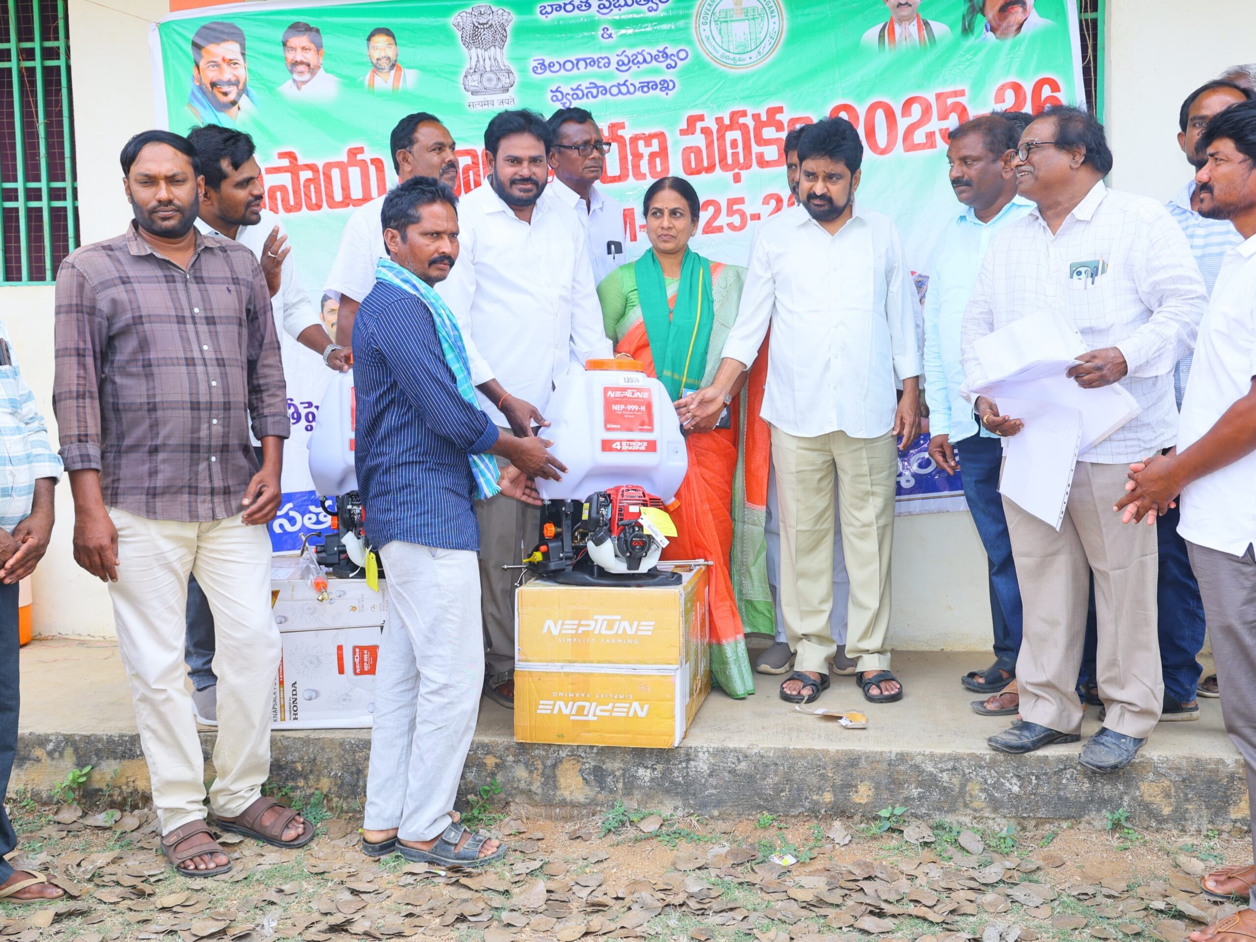 వ్యవసాయ పనిముట్లు పంపిణీ చేసిన కాంగ్రెస్ నాయకులు మట్టా