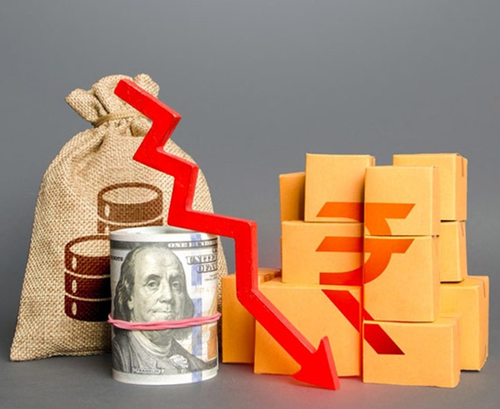 రికార్డు స్థాయిలో పడిపోయిన రూపీ