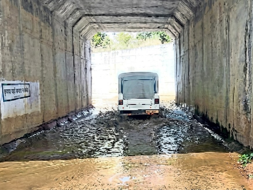 చినుకు పడితే చింతే.. వాహనదారులకు ఇబ్బందులే..!