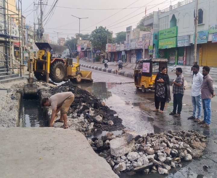 డ్రైనేజీలో పూడికతీత పనుల పరిశీలన