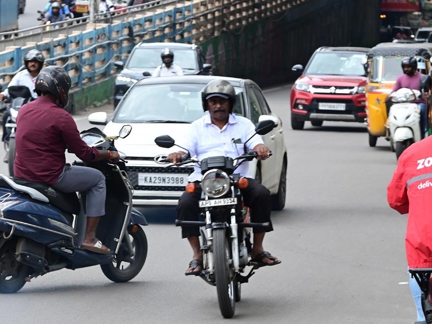 పెరుగుతున్న రాంగ్ సైడ్ డ్రైవింగ్ కేసులు