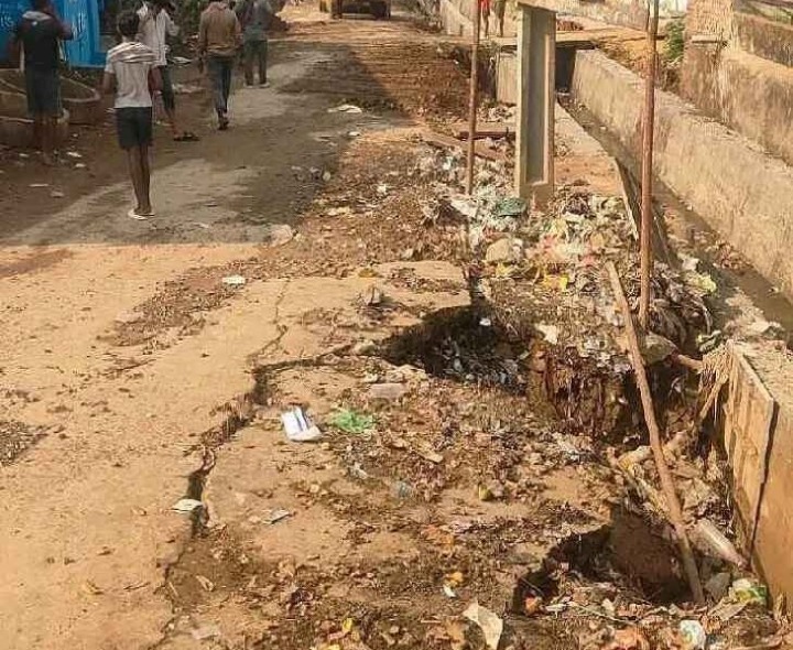 డ్రైనేజీ నిర్మాణం అయిన 10 రోజులకే బీటలు