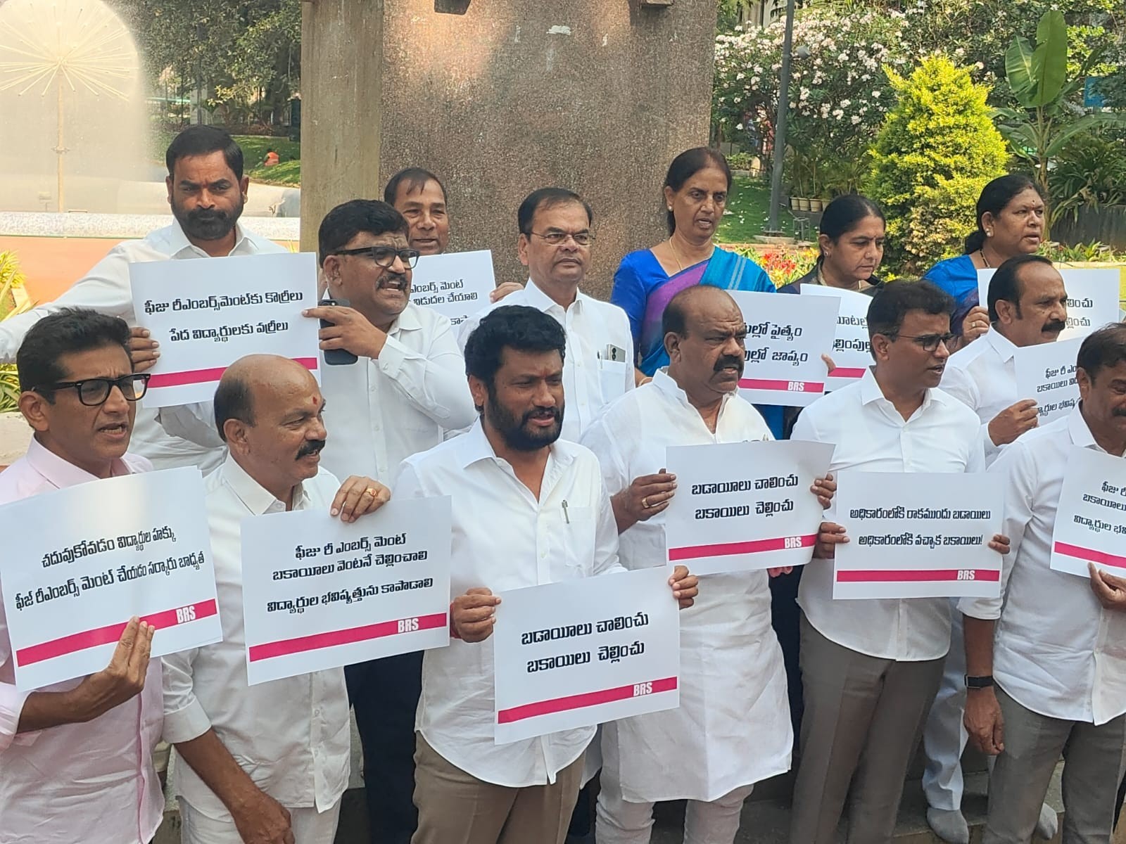 పెండింగ్ బకాయిలు చెల్లించాలని ఎమ్మెల్యే నిరసన