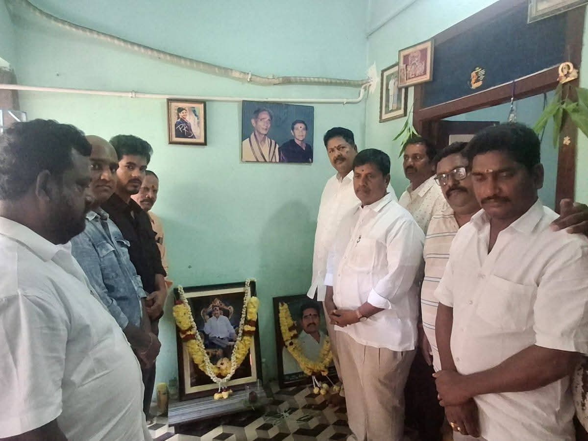 పవన్ కుటుంబాన్ని పరామర్శించిన మాజీ మంత్రి