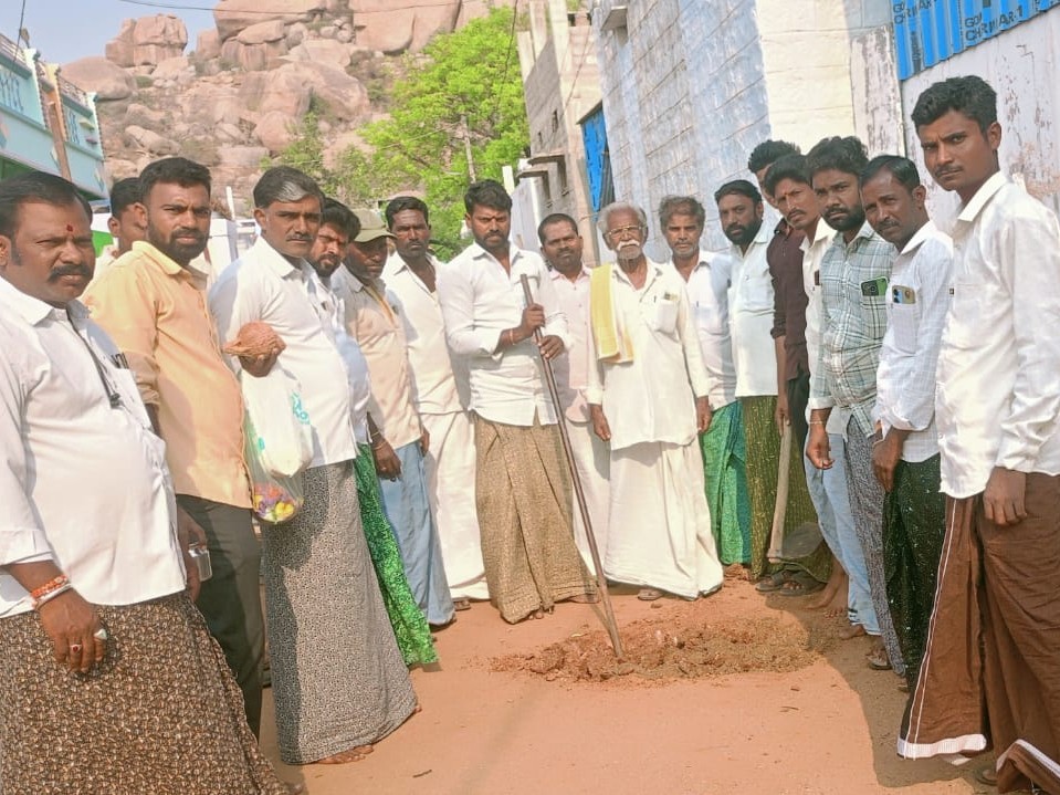 గవిగట్టులో సీసీ రోడ్డు నిర్మాణానికి భూమిపూజ..!