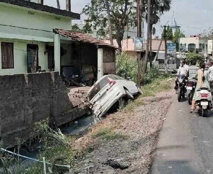 మురుగు కాలువలోకి దూసుకెళ్లిన కారు
