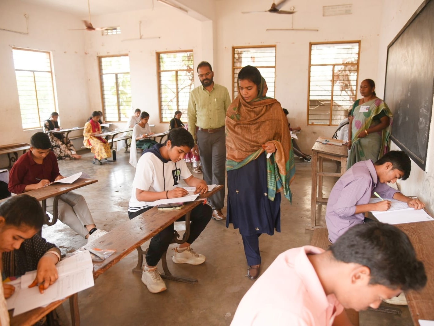 పదో తరగతి పరీక్ష కేంద్రాన్ని తనిఖీ చేసిన కలెక్టర్