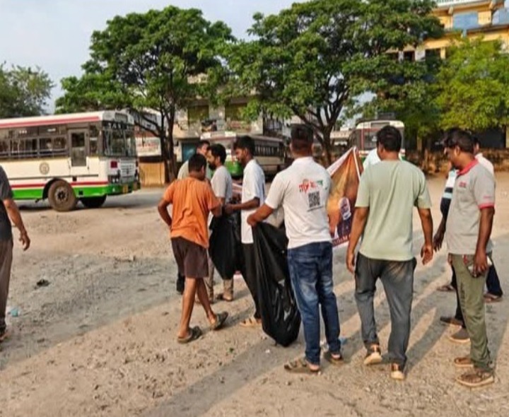 కల్వకుర్తి బస్టాండ్‌లో శ్రమదానం