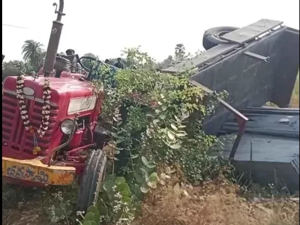 ట్రాక్టర్ బోల్తా.. డ్రైవర్ దుర్మరణం..!