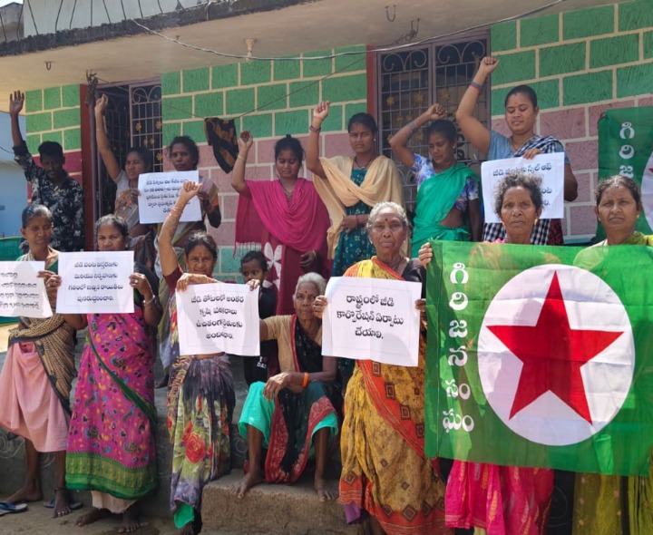 ప్లకార్డులు పట్టుకుని గిరిజన రైతులు నిరసన