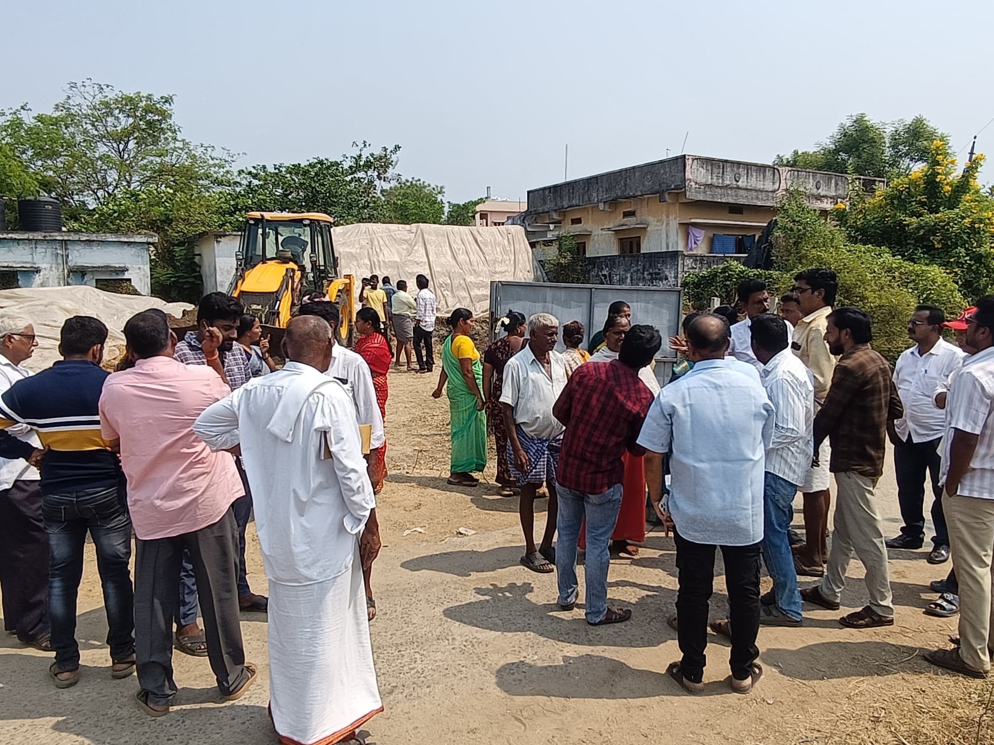 సెల్‌ టవర్ వద్దంటూ గ్రామస్తుల ఆందోళన