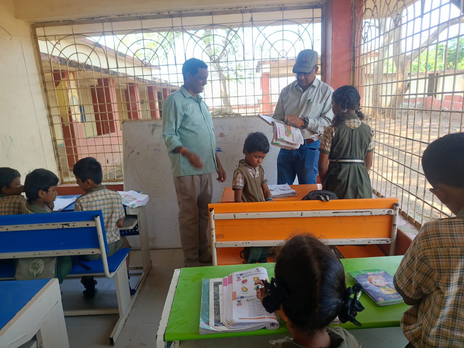 ‘వెనుకబడిన విద్యార్థుల పట్ల ప్రత్యేక శ్రద్ధ వహించాలి’