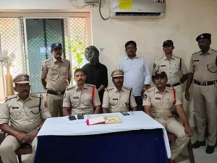 రైళ్లలో చోరీలు చేసిన దొంగ అరెస్ట్..!