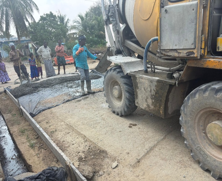 సీసీ రోడ్ల పనులపై గ్రామస్తుల ఆగ్రహం