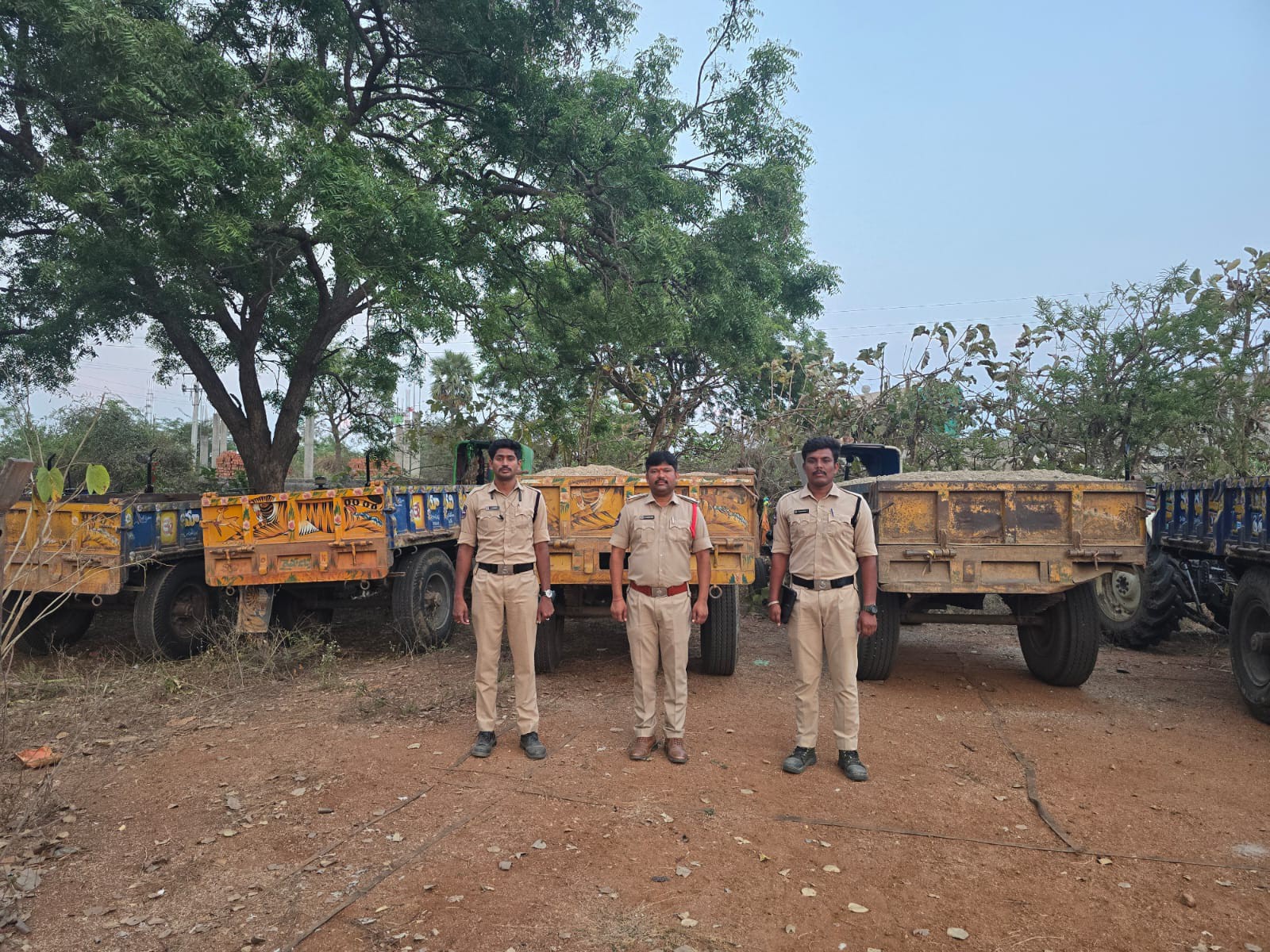 మూడు ఇసుక ట్రాక్టర్లు సీజ్… ముగ్గురిపై కేసు నమోదు
