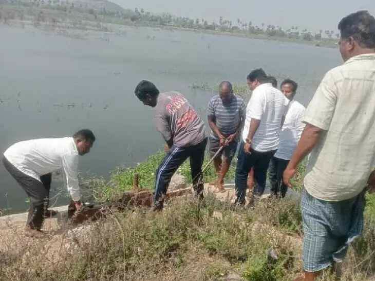 నీరు వృథాగా పోతుందని తోమును పూడ్చిన గ్రామస్తులు